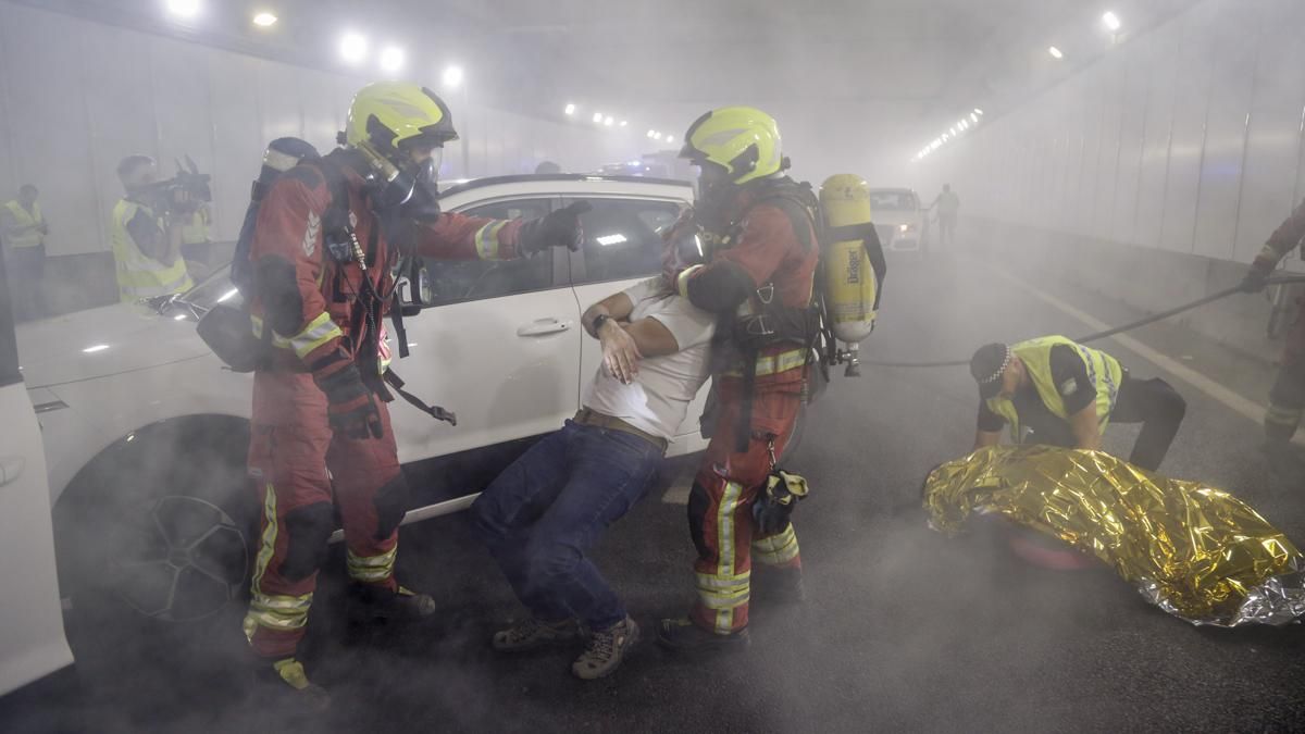 Bomberos en el simulacro de accidente en el túnel de los omeyas