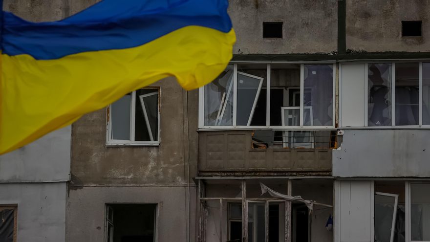 Imagen de archivo de una bandera ucraniana frente a un edificio dañado tras un ataque en Ucrania. EFE/ Miguel Gutiérrez
