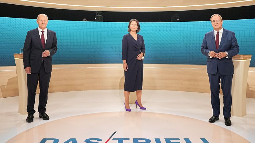 (i-d) El ministro alemán de Finanzas y candidato del SPD Olaf Scholz, la candidata del partido de los Verdes, Annalena Baerbock, y el candidato de la CDU, Armin Laschet, antes de un debate electoral en ARD/ZDF TV, el pasado 12 de septiembre. EFE/EPA/Michael Kappeler / POOL
