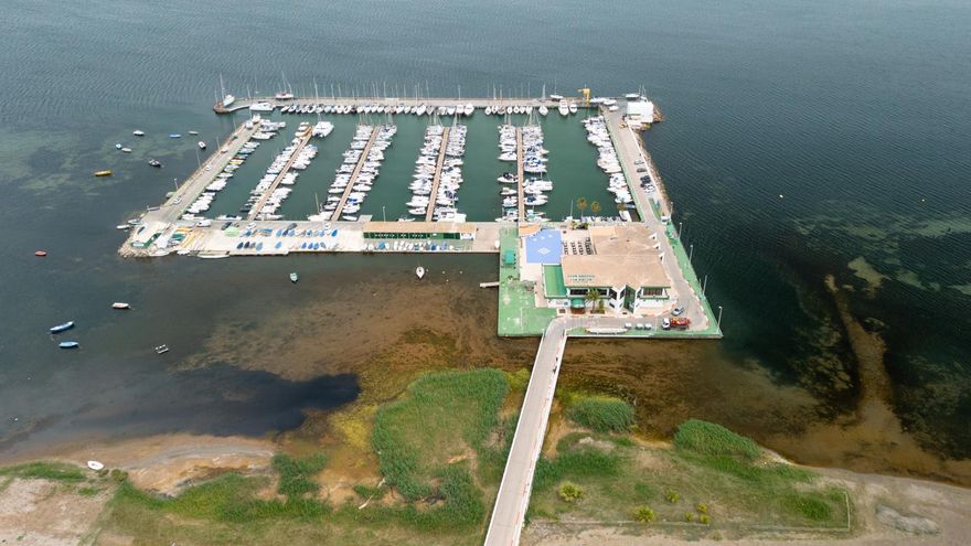 El drástico impacto ambiental de los puertos deportivos en el Mar Menor: "Esta playa es una piscina de fango"