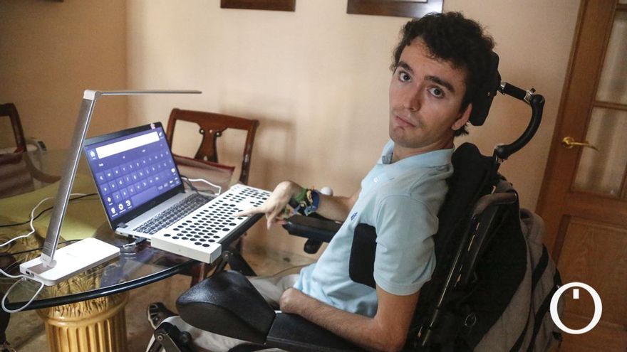 Graduado en la UCO pese a su parálisis cerebral, Ángel busca ahora mejorar su comunicación para no perderse nada del mundo