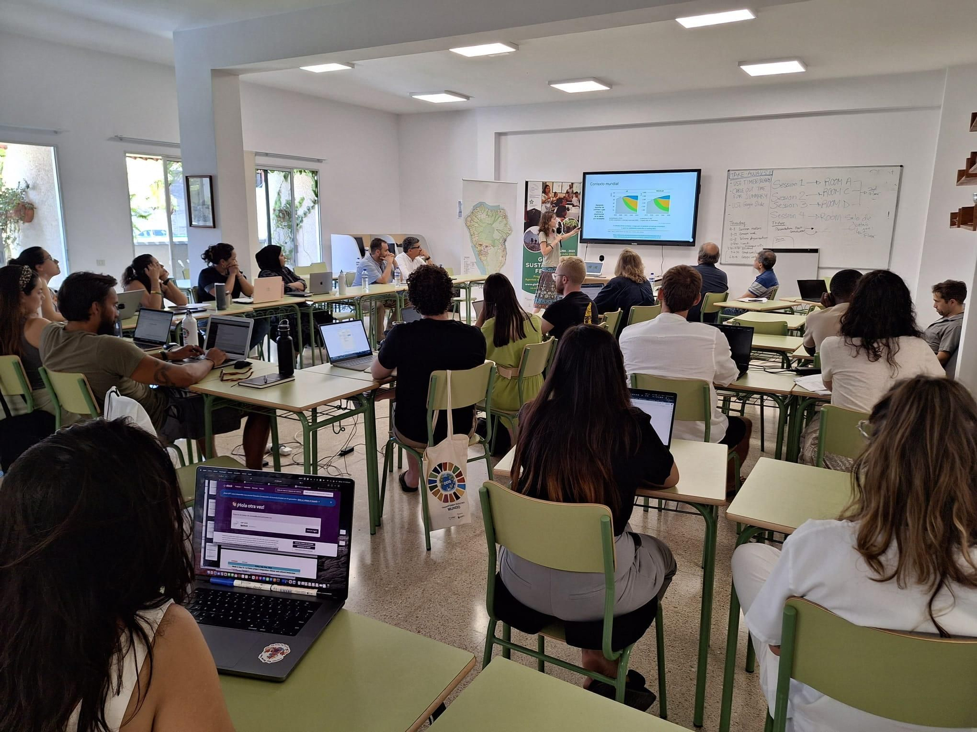 Sesiones con agentes y expertos palmeros.