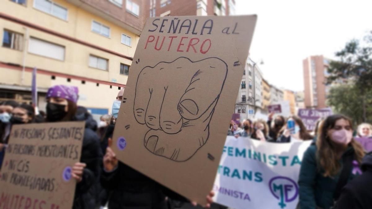 Pancarta contra la prostitución en una manifestación feminista en la provincia de León.