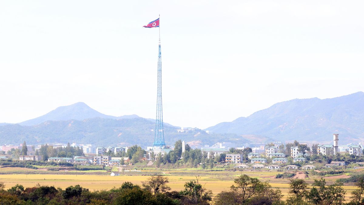 Una bandera de Corea del Norte en la zona desmilitarizada, vista desde el sur de la frontera.