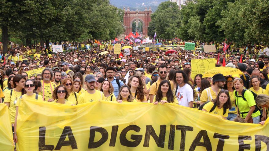 Los docentes catalanes salen a la calle y convocan una nueva huelga durante la visita del Papa y la Selectividad