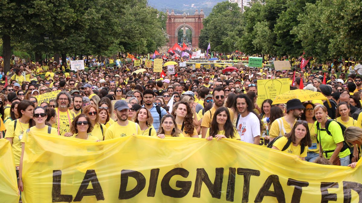 Los docentes catalanes salen a la calle y convocan una nueva huelga durante la visita del Papa y la Selectividad