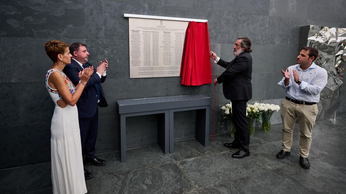 El Parlamento de Navarra inaugura una placa en memoria de las víctimas de ETA