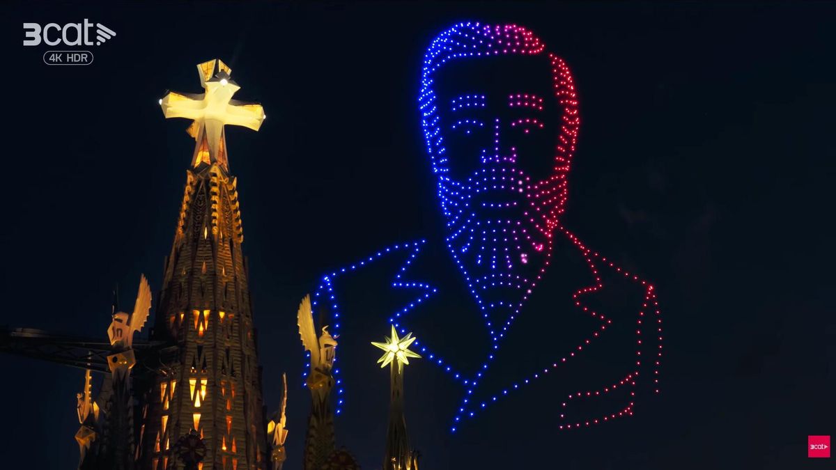 La imagen de Gaudí, bajo el cielo de Barcelona y ante la Sagrada Familia