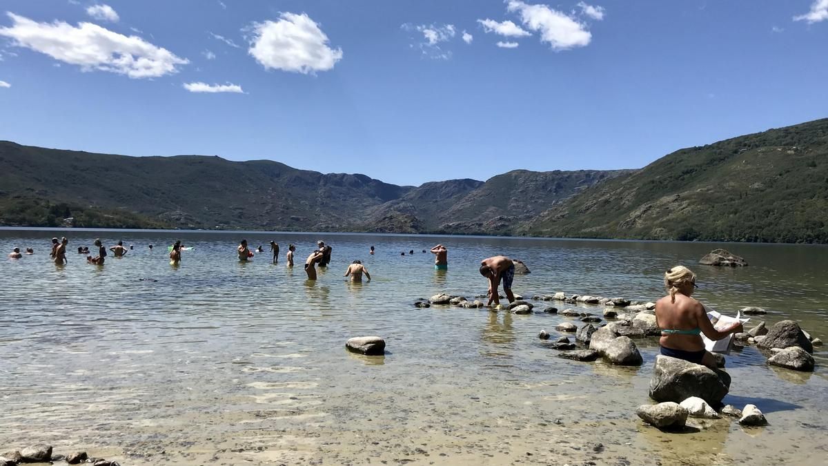 Turistas en una de las playas del Lago de Sanabria.