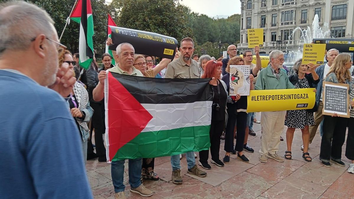 Periodistas y fotógrafos en la manifestación de hoy en Oviedo.