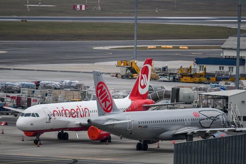 Un avión de Air Berlin detenido junto a otro de la aerolínea de bajo coste austríaca NIKI en la pista del aeropuerto internacional de Viena