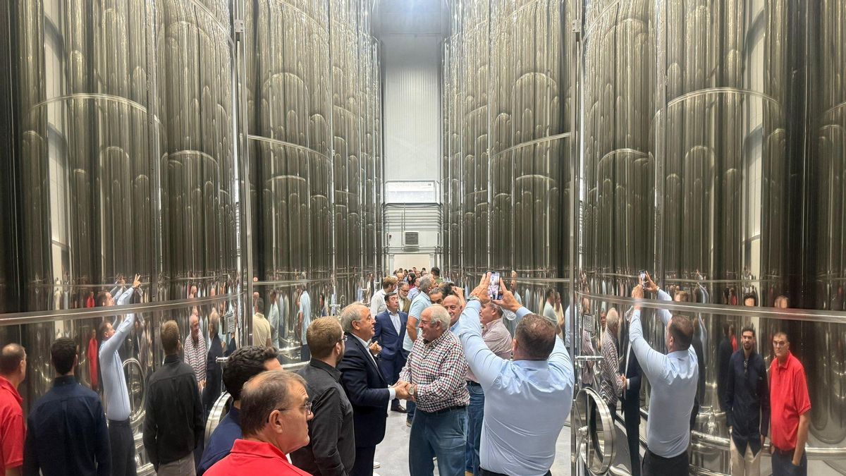 Un momento de la visita a las instalaciones que han realizado las autoridades y empresarios invitados a la inauguración