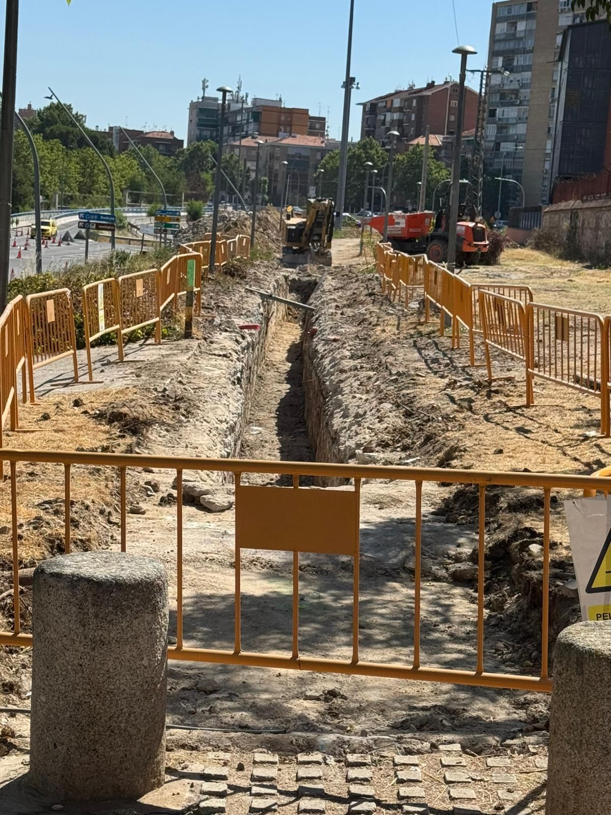Zona de talas en la calle Dante, con la tapia que delimita el recinto histórico a la derecha