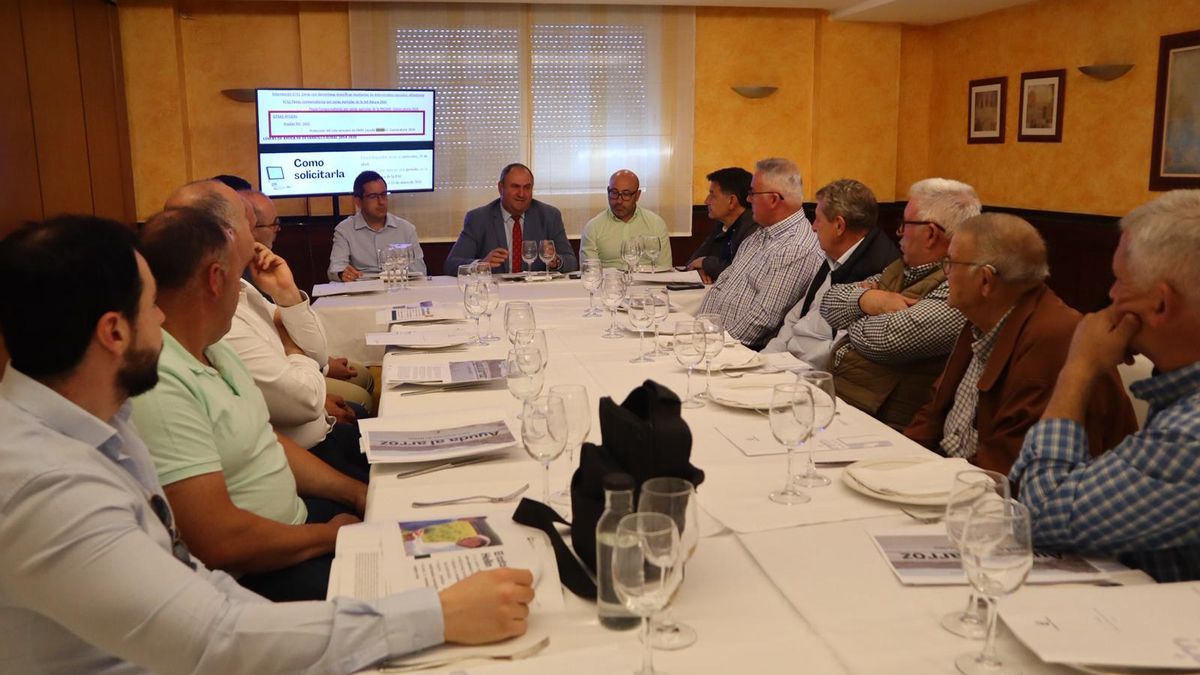 Reunión de Martínez Lizán con el sector del arroz de Hellín. JCCM