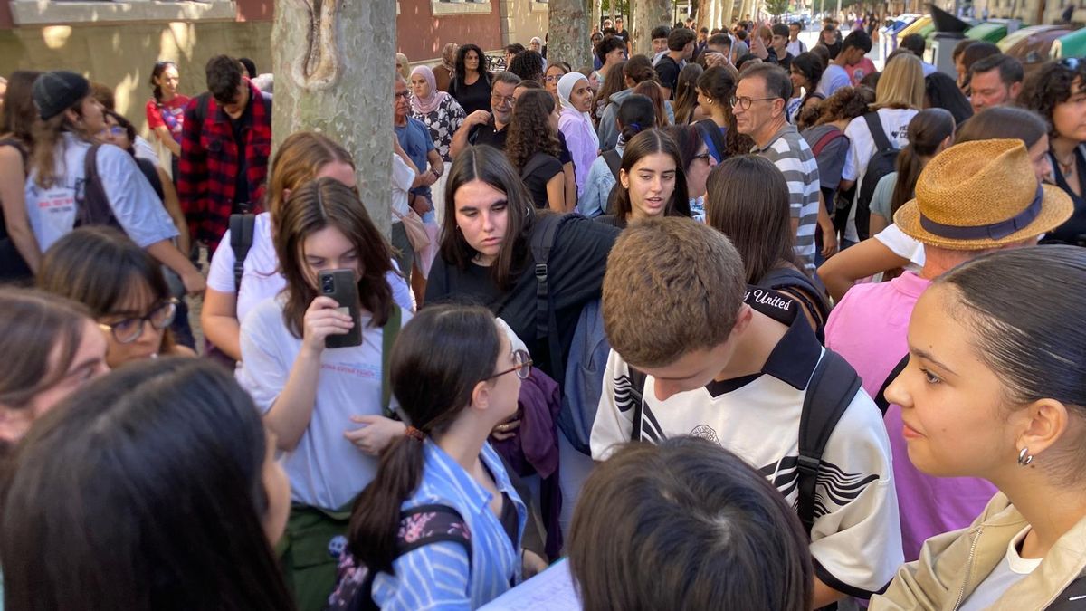 Recogida de firmas contra la prohibición del velo islámico en el IES Sagasta