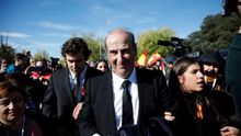 Francis Franco (centro) abandona el cementerio de Mingorrubio tras enterrar a Franco