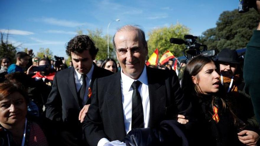 Francis Franco (centro) abandona el cementerio de Mingorrubio tras enterrar a Franco