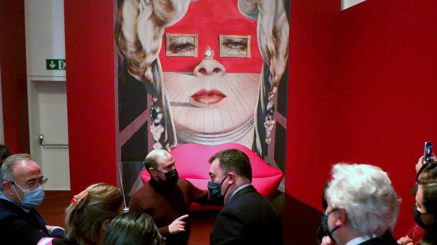 El conselleiro de Cultura, Educación y Universidad, Román Rodríguez (c), inaugura este jueves en el Museo del Centro Gaiás de la Ciudad de la Cultura la exposición 'Objetos de deseo. Surrealismo y diseño 1924-2020'. EFE/ Xoan Rey