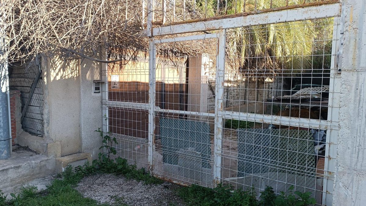 Puerta de acceso a la vivienda del detenido investigado por el secuestro de Salma