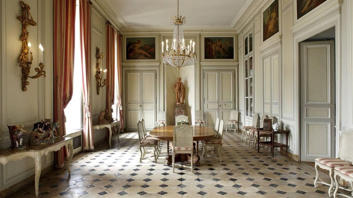 En su interior, el castillo alberga una extraordinaria colección de mobiliario de las épocas de la Regencia, Luis XV y Luis XVI