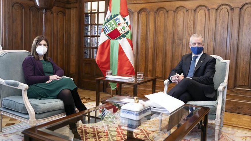 El lehendakari, Iñigo Urkullu, con Miren Gorrotxategi, de Elkarrekin Podemos IU