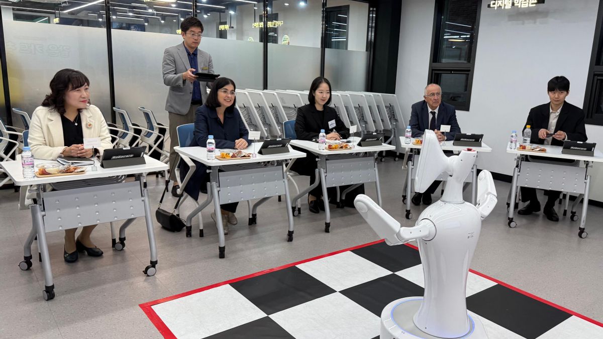 La alcaldesa, Carolina Darias, y el concejal Francisco Hernández Spínola, visitan el Centro de Bienestar para Personas Mayores de Dobong Gu, en Seúl.