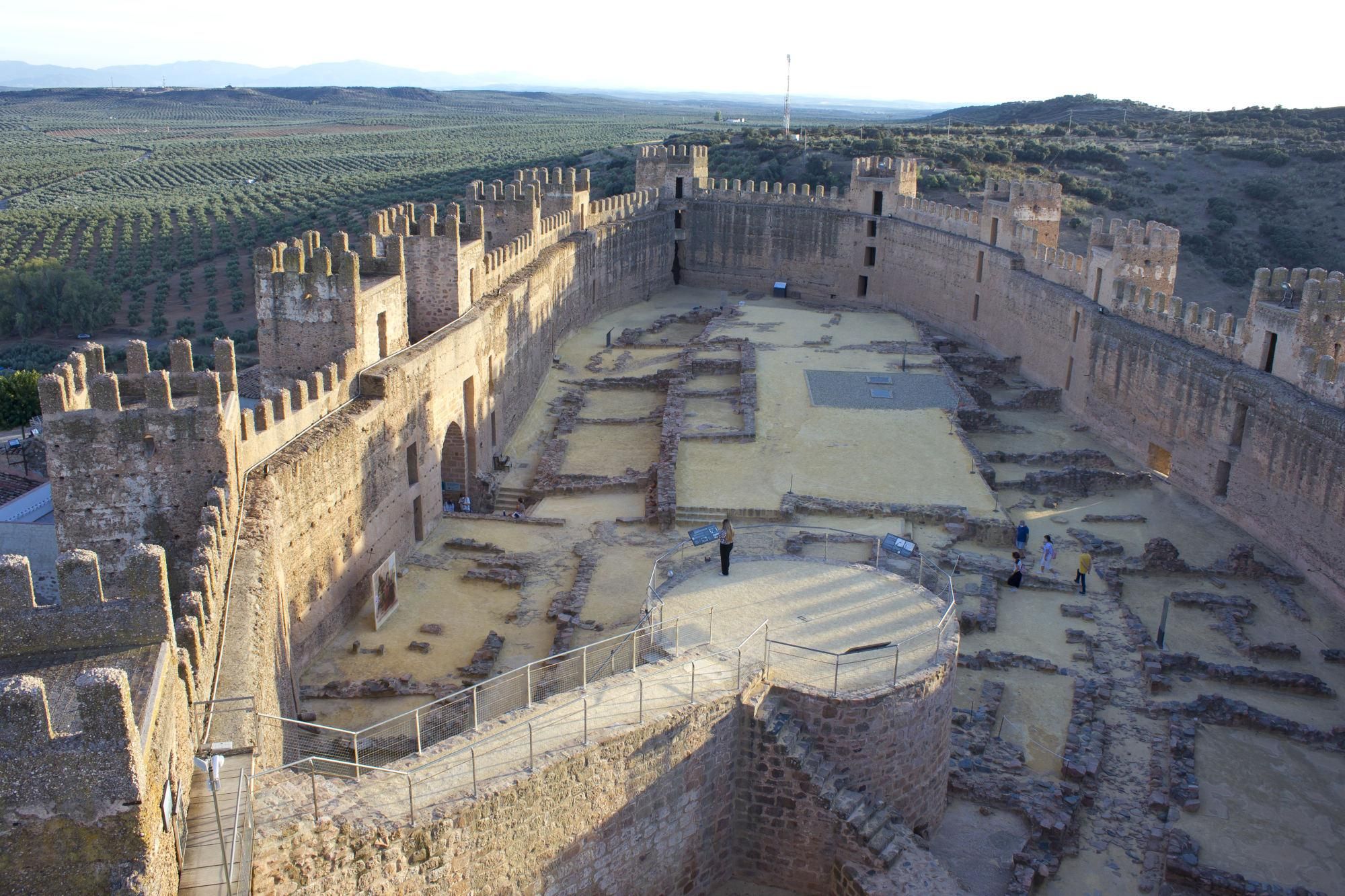 Castillo de Baños de La Encina. Esta fortaleza de época califal es una de las tres más antiguas de toda Europa.