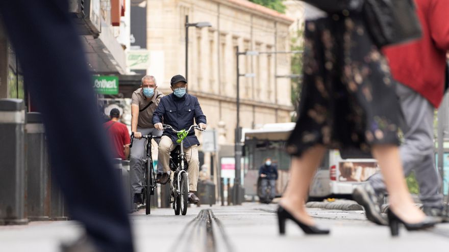 Dos personas en bicicleta y con mascarilla circulan por una calle de Vitoria. EFE/Adrián Ruiz De Hierro/Archivo