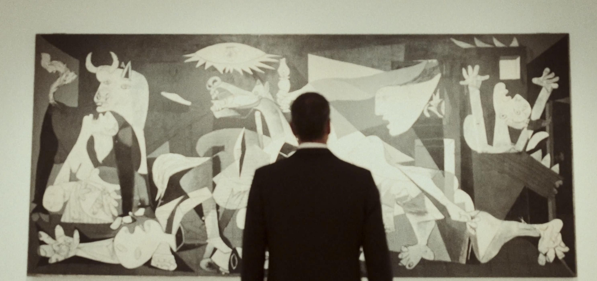 Imagen del vídeo electoral del PSOE con Sánchez situado frente al 'Guernica' de Picasso.
