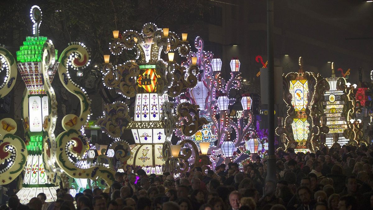Un momento de la Encesa de las Gaiates, durante las fiestas de la Magdalena de Castellón. Las Gaiatas, que simulan los faroles que alumbraron el camino a los primeros pobladores de Castellón, representan a los diferentes sectores de la ciudad y se encienden en un espectáculo de luz, sonido y fuegos de artificio.
