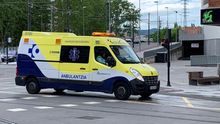 Ambulancia de Osakidetza por el centro de Vitoria