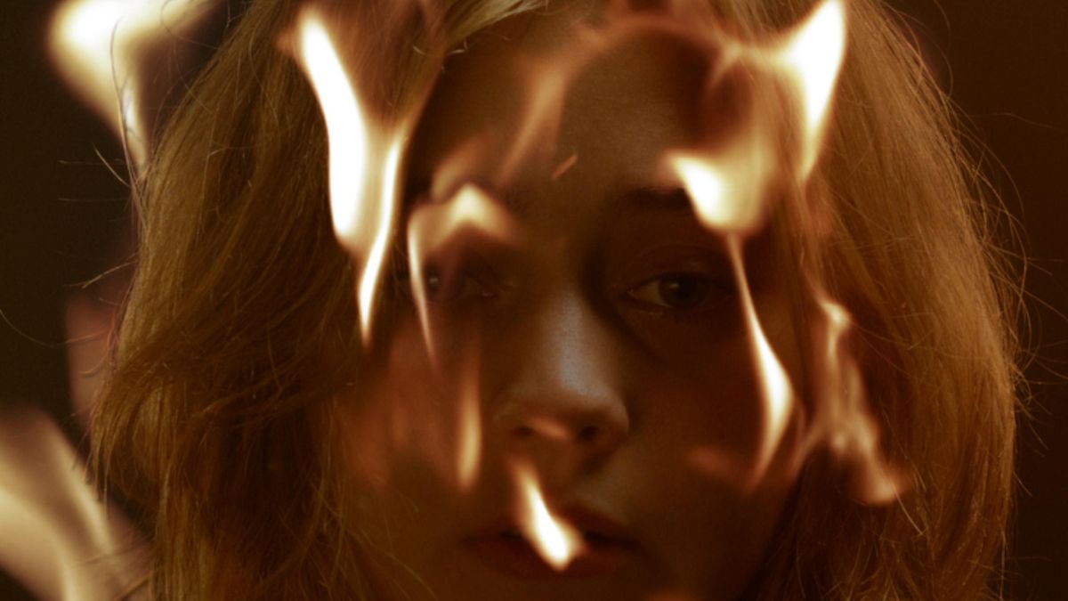 Cartel del cortometraje 'La Chica en Llamas'.