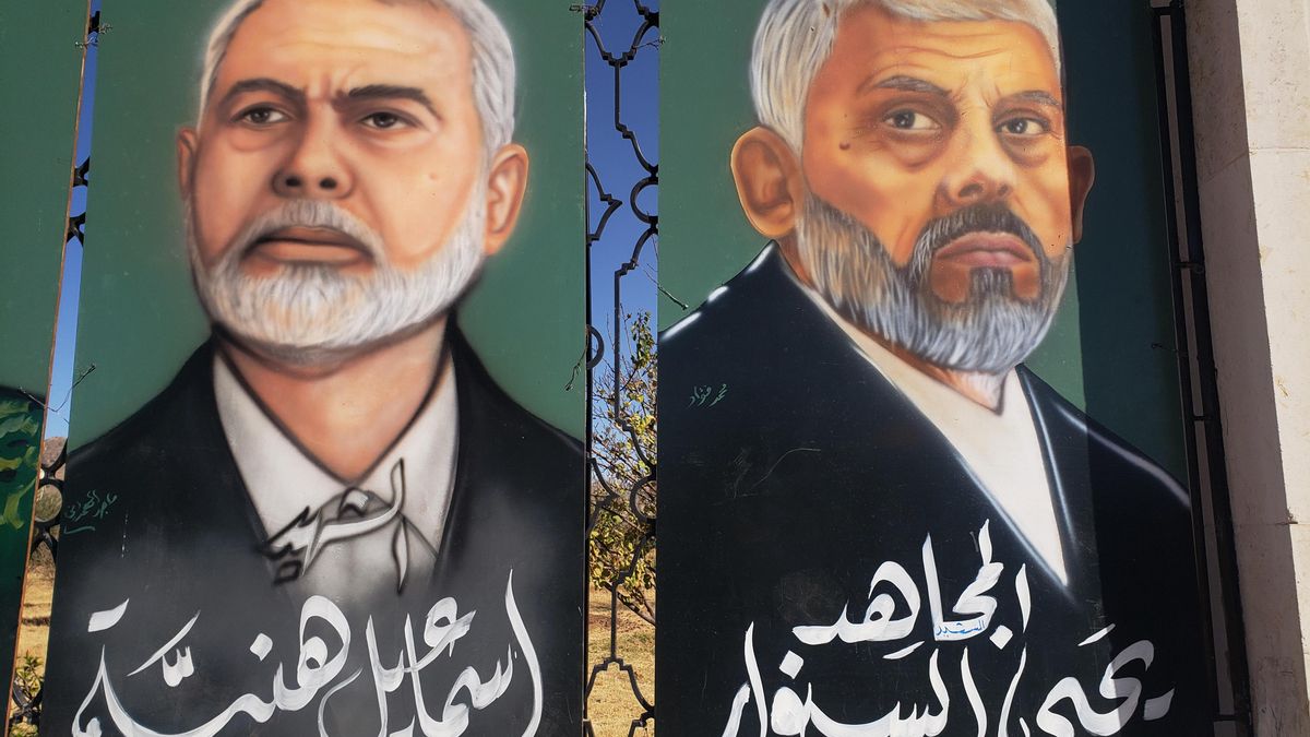 Imagen de archivo de dos murales que representan a los líderes de Hamás fallecidos Ismail Haniyeh (i) y Yahya Sinwar (d) durante una manifestación propalestina en Saná (Yemen) en enero de 2025.