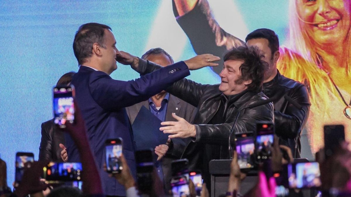 El presidente de Argentina, Javier Mile, abraza al entonces portavoz presidencial, Manuel Adorni, en mayo de 2025.
