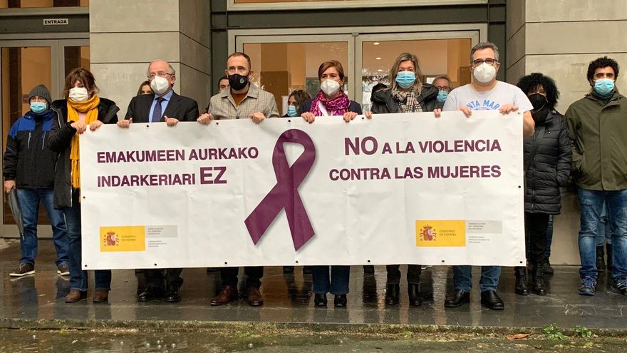 El delegado del Gobierno en Euskadi, Denis Itxaso, y trabajadores de la Subdelegación en Gipuzkoa se concentran contra la violencia machista