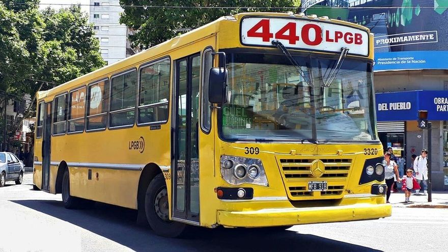 Atacan a golpes a un colectivero durante un robo en Grand Bourg y tres líneas están de paro