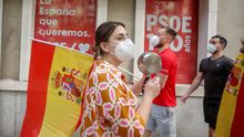 Un grupo de ciudadanos vuelve a manifestarse ante la sede del PSOE para pedir la dimisión del Gobierno