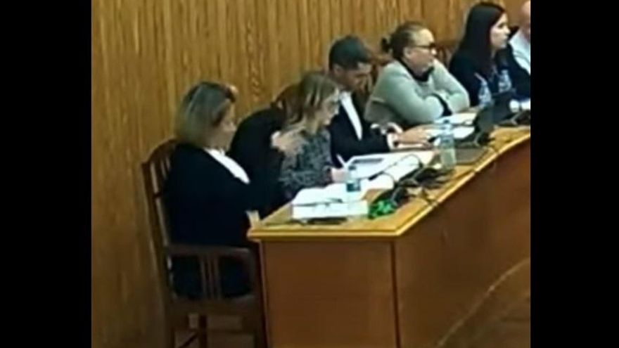 Una concejala de Vox hace el gesto de disparar a una del PSOE cuando se debatía una moción sobre la amnistía