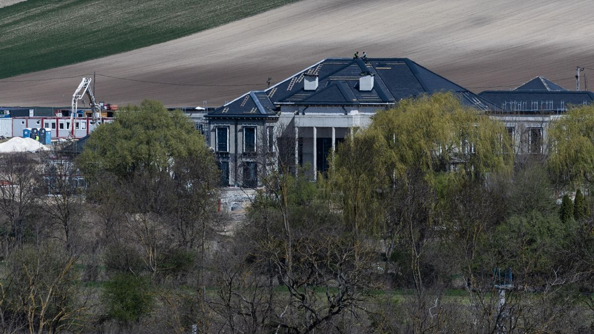 Vista lejana de la mansión en construcción del empresario y amigo de Orbán Lőrinc Mészáros en Felcsút