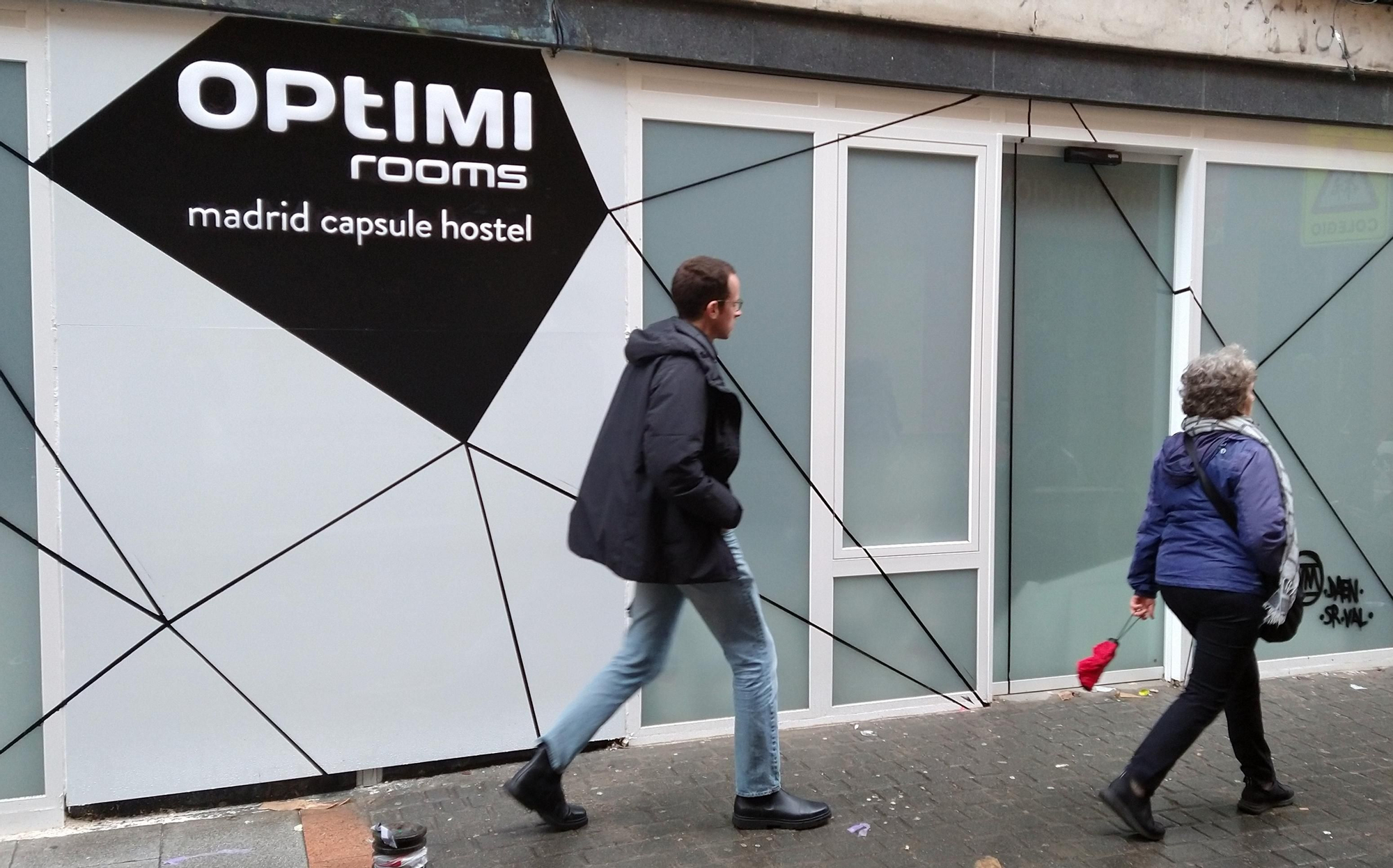 Entrada desde la calle Puebla al Optimi Rooms