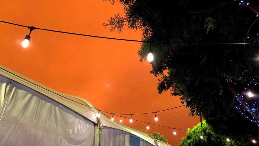 Vista del cielo anaranjado casi rojo que tinta el ambiente este miércoles en la ciudad de San Francisco, California (EE.UU.). EFE/Marc Arcas