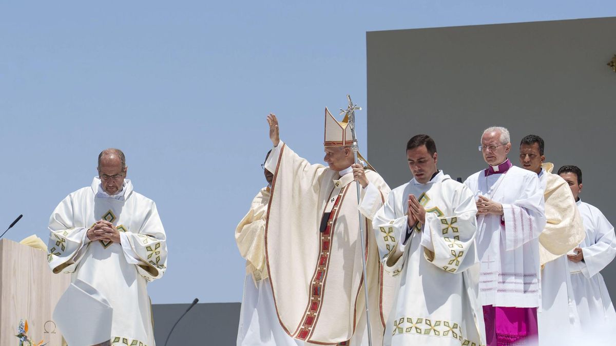 El papa León XIV se despide tras dar este viernes una misa multitudinaria en el puerto de Santa Cruz de Tenerife en su último día de viaje a España.