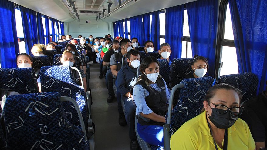 Varias personas son transportadas para recibir la vacuna Johnson & Johnson de una sola dosis contra la covid-19 hoy, en Ciudad Juárez, estado de Chihuahua (México). EFE/Luis Torres