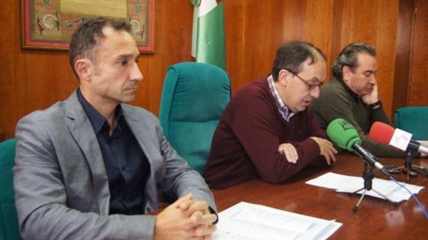 César Ordóñez, director área Actividades Culturales; José Luis Chamosa, vicerrector de Relaciones Internacionales e Institucionales y José Luis Tabernero, programador cultural de la ULE