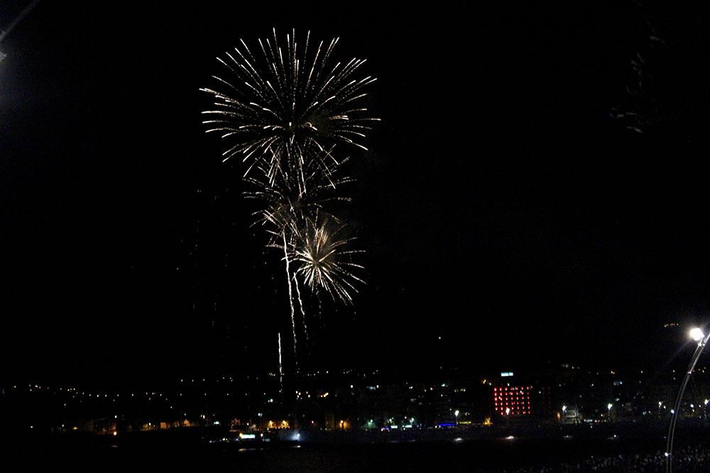 Fuegos artificiales durante la noche de San Juan en la capital grancanaria. (Foto: Cirenia Vico).
