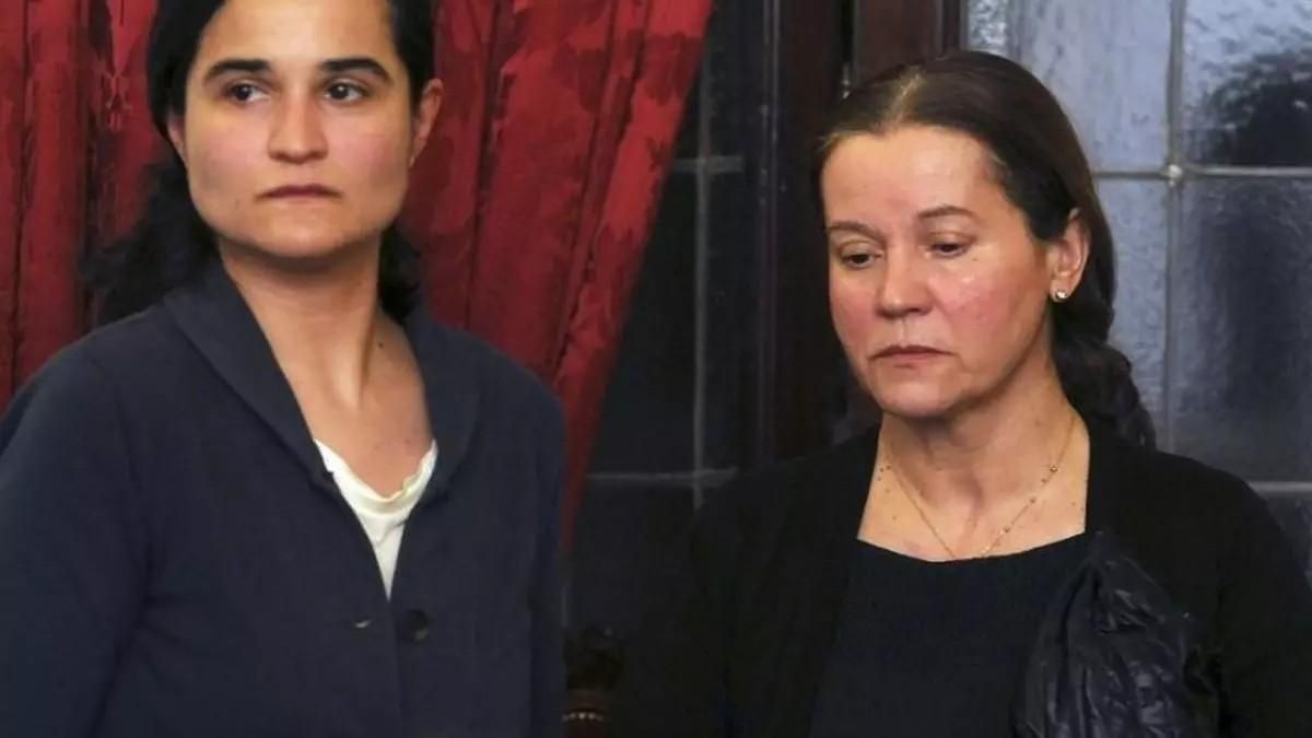 Triana Martínez, a la izquierda, junto a su madre Montserrat González.