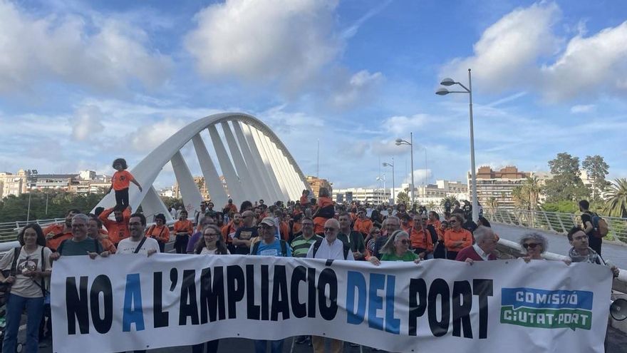 Miles de personas claman en València contra la ampliación del Puerto de València: "No, no, no, no volem més port!"