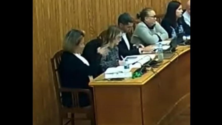 "Que te vuelen la cabeza": la amenaza a una edil del PSPV-PSOE a la que una concejal de Vox hizo el gesto de disparar