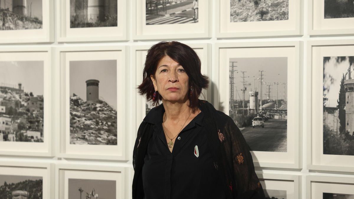 Rehab Nazzal, ante las imágenes de la exposición.