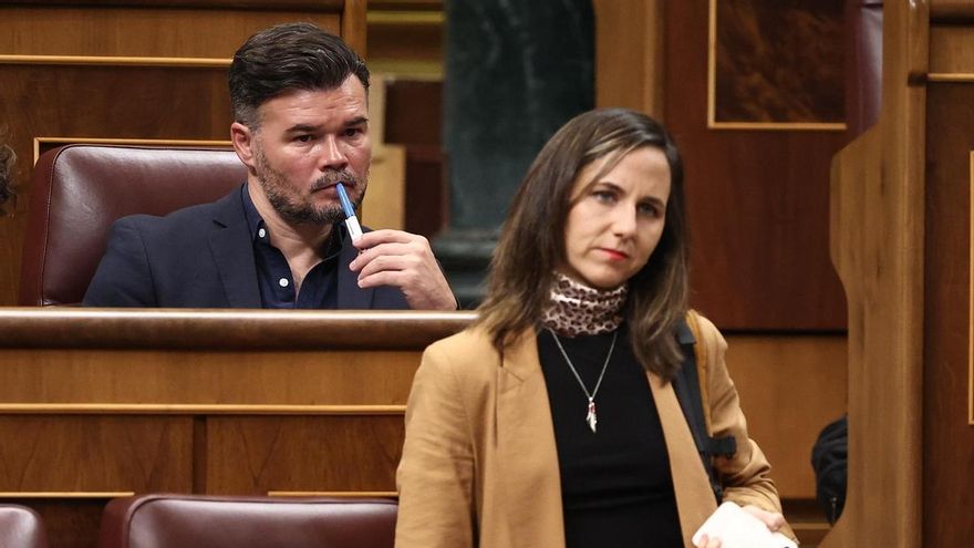 El portavoz de ERC en el Congreso, Gabriel Rufián, y la secretaria general de Podemos, Ioone Belarea, en el Congreso de los Diputados este miércoles